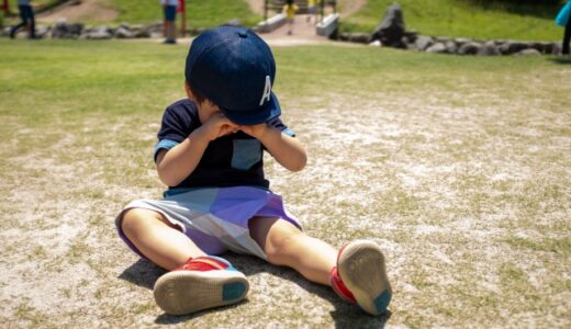 物を投げる５才児